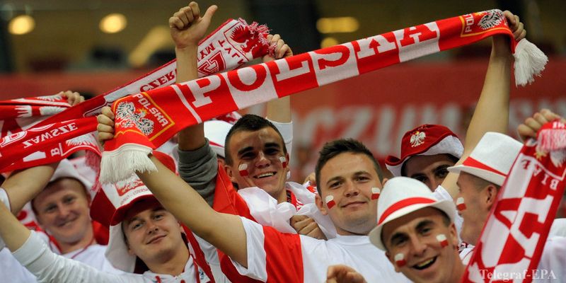 epa04442095 Polish supporters cheer before the UEFA EURO 2016 Group D qualifying match between Poland and Germany at the National Stadium in Warsaw, Poland, 11 October 2014.  EPA/BARTLOMIEJ ZBOROWSKI POLAND OUT